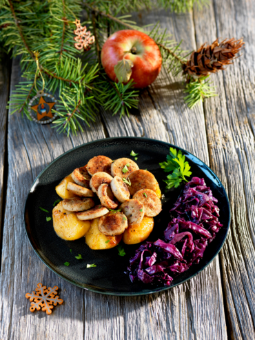 Boudin blanc, pommes caramélisées et chou rouge